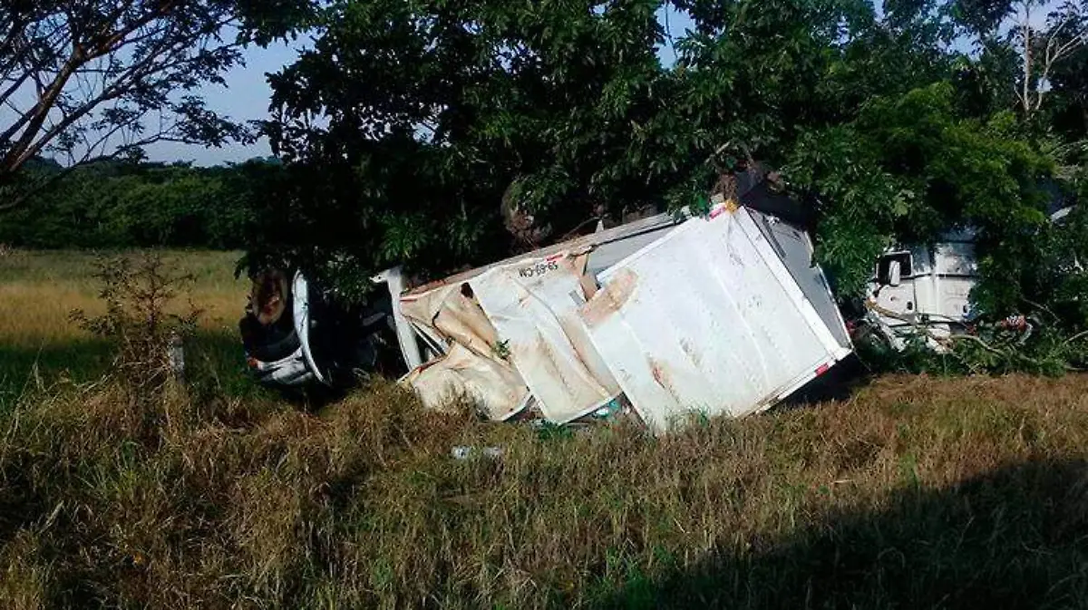 trailer-accidente-ayuda-damnificados-veracruz-oaxaca-1