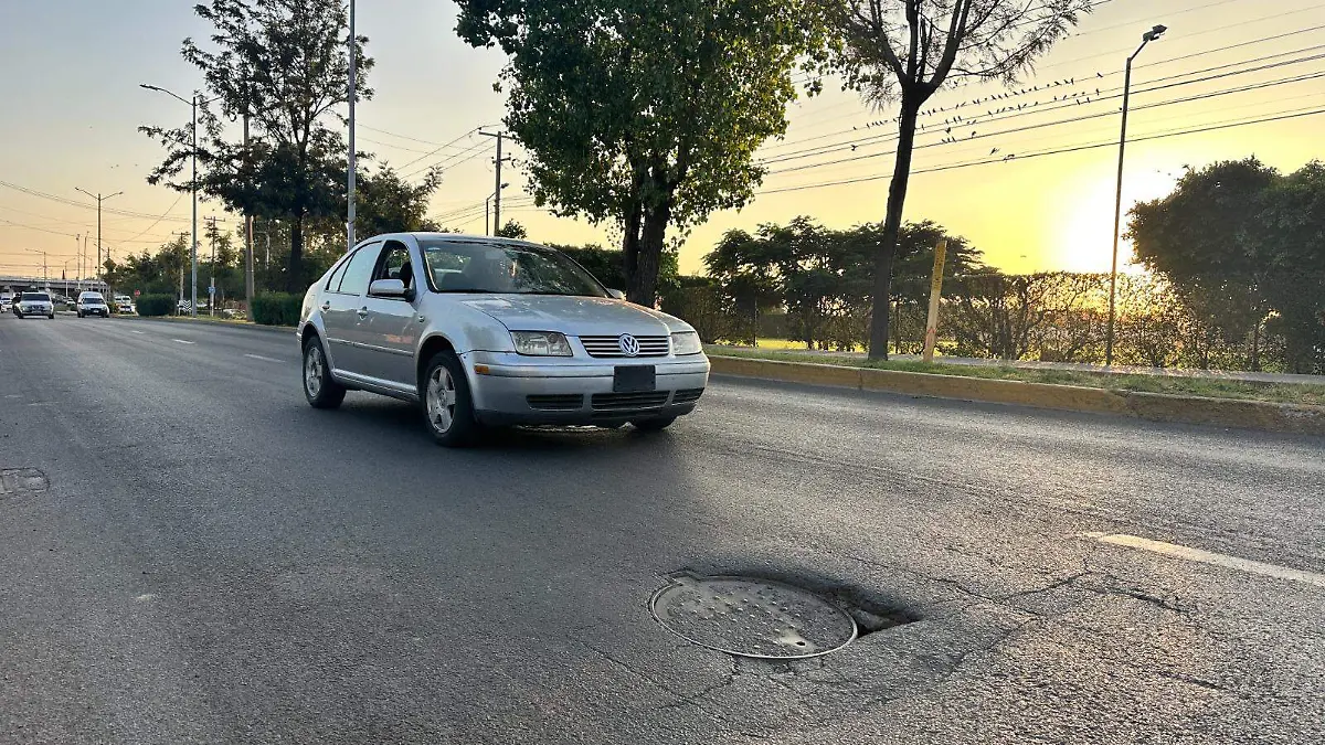 Denuncian usuarios bache peligroso en avenida San Roque de Irapuato; temen se convierta en socavón (1)