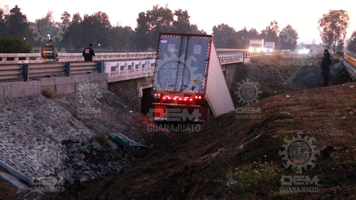 Vuelca-traíler-en-el-RíoTurbio (2)