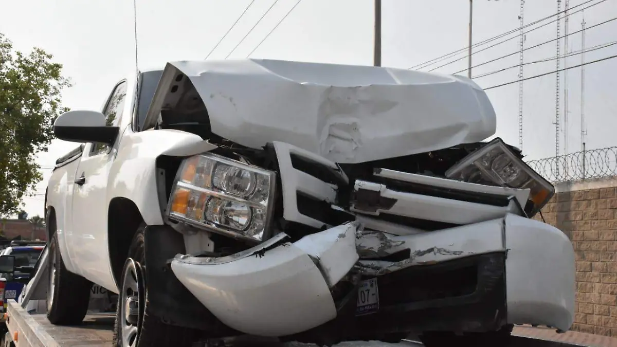 Choca camioneta en bulevar Mariano J García