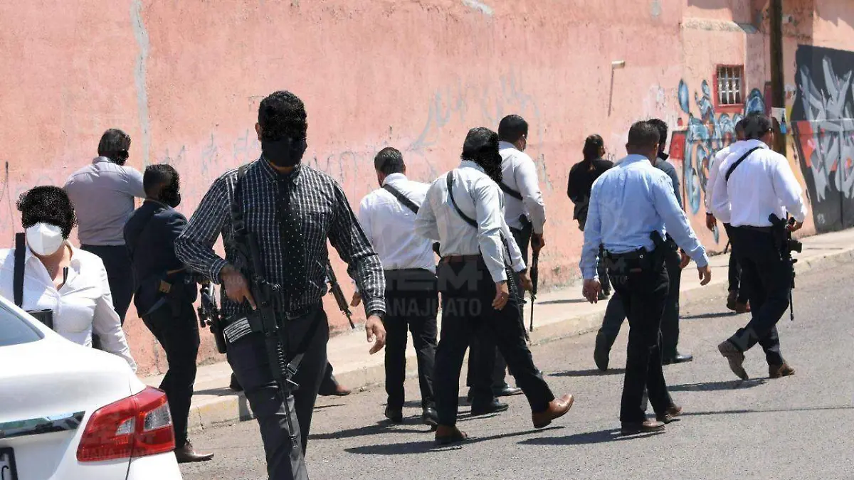 MINESTERIALES SIGUEN A PRESUNTO ASALTANTE (4)