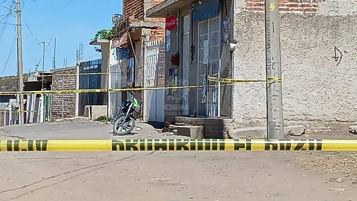 Iban-saliendo-de-una-tienda-okokok