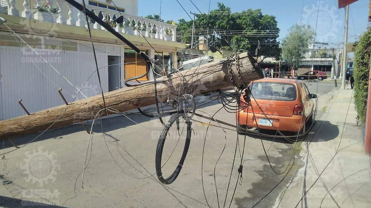 Camión-derriba-postes  (1)