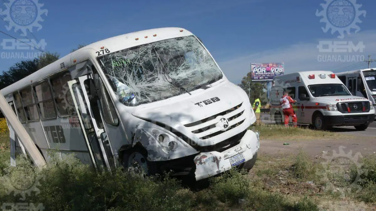 Autobús-de-personal-impacta-a-automóvil (2)