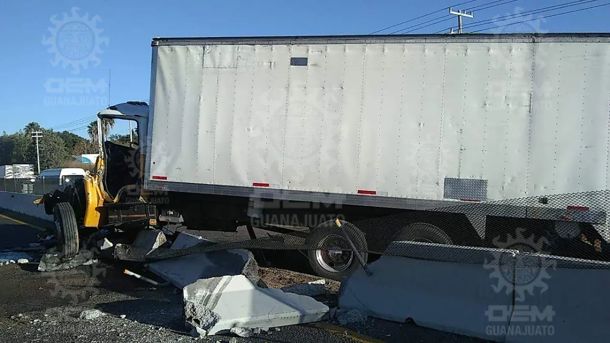 Camión-se-impacta-contra-el-muro (1)