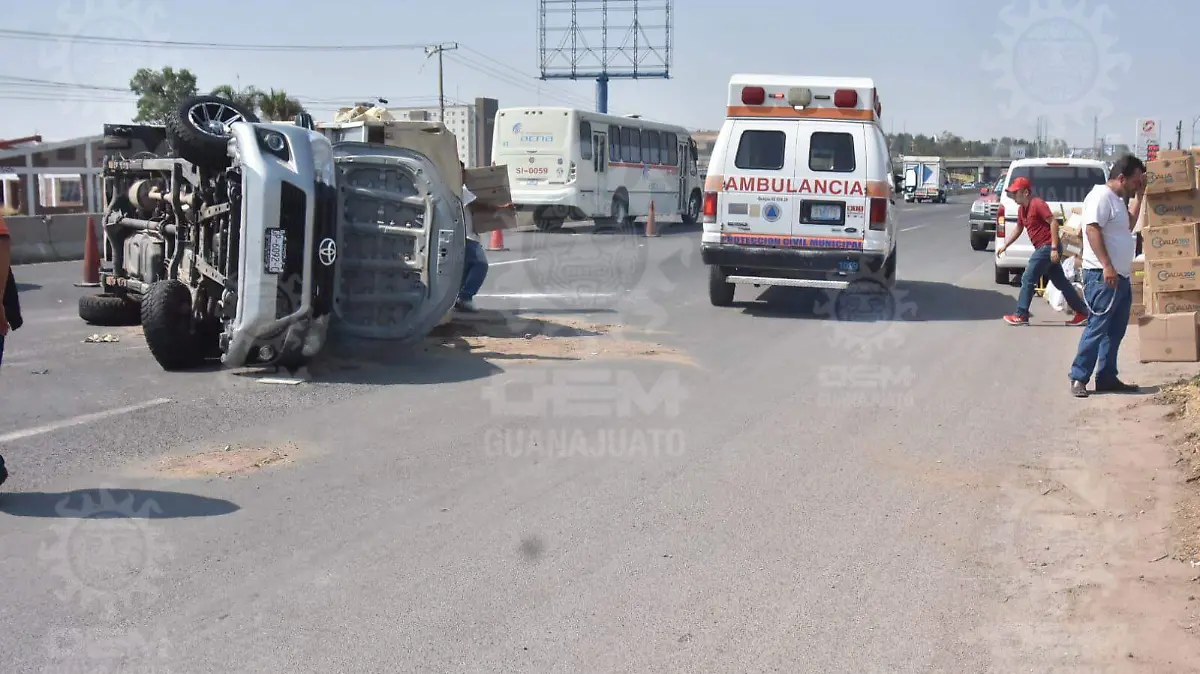 Pierde-neumático-y-vuelca-sobre-la-Silao - Irapuato (2)