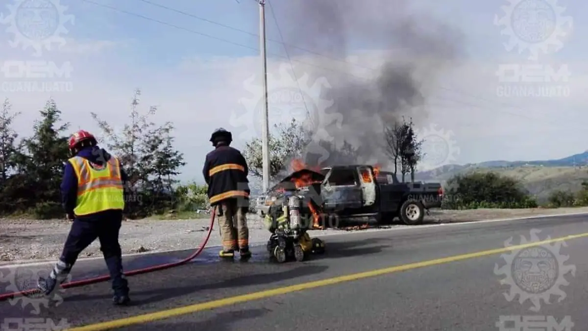 Se-incendia-camioneta (2)
