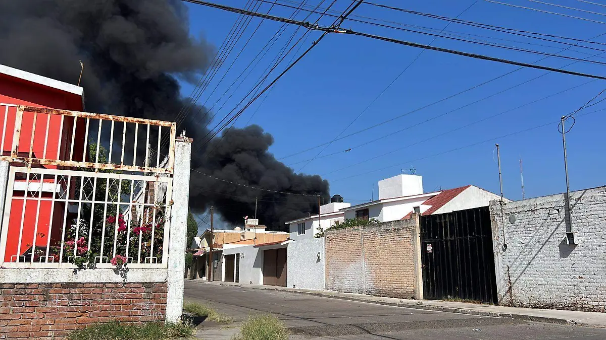 Colonias-se-quedan-sin-servicios-por-incendio (2)