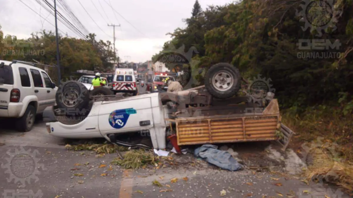 Vuelca-camioneta-del-SIMAPAG (1)