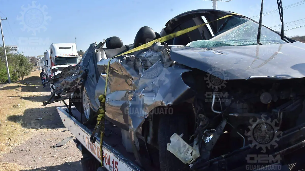 Automóvil-impacta-a-tráiler (3)