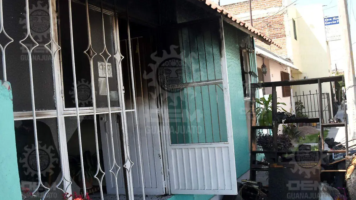 Se incendia-casa-en-Las-Rosas (1)