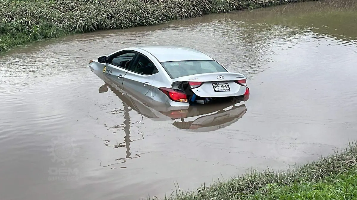 Automóvil-queda-atrapado-en-inundación  (2)