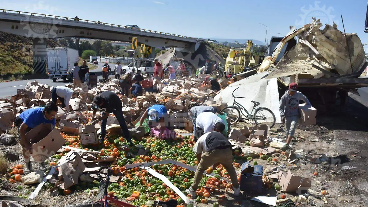 Vuelca-tráiler-de-verduras-en-la-Silao-Irapuato (3) (1)