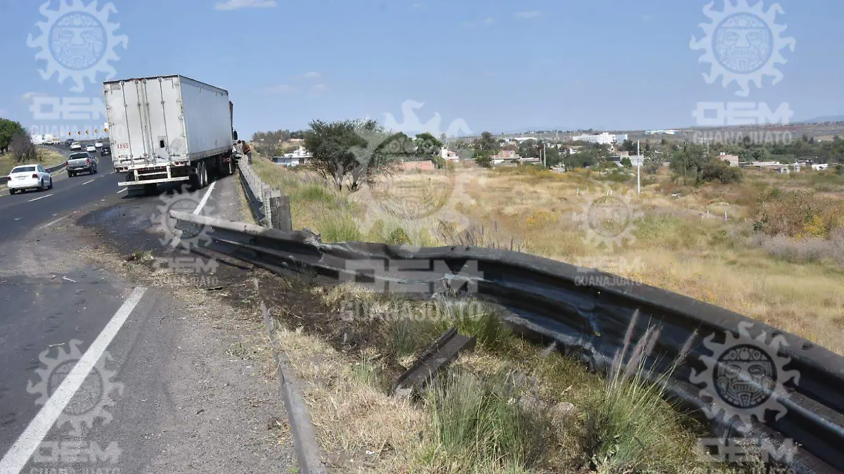 Tráiler-derriba-muro-de-contención