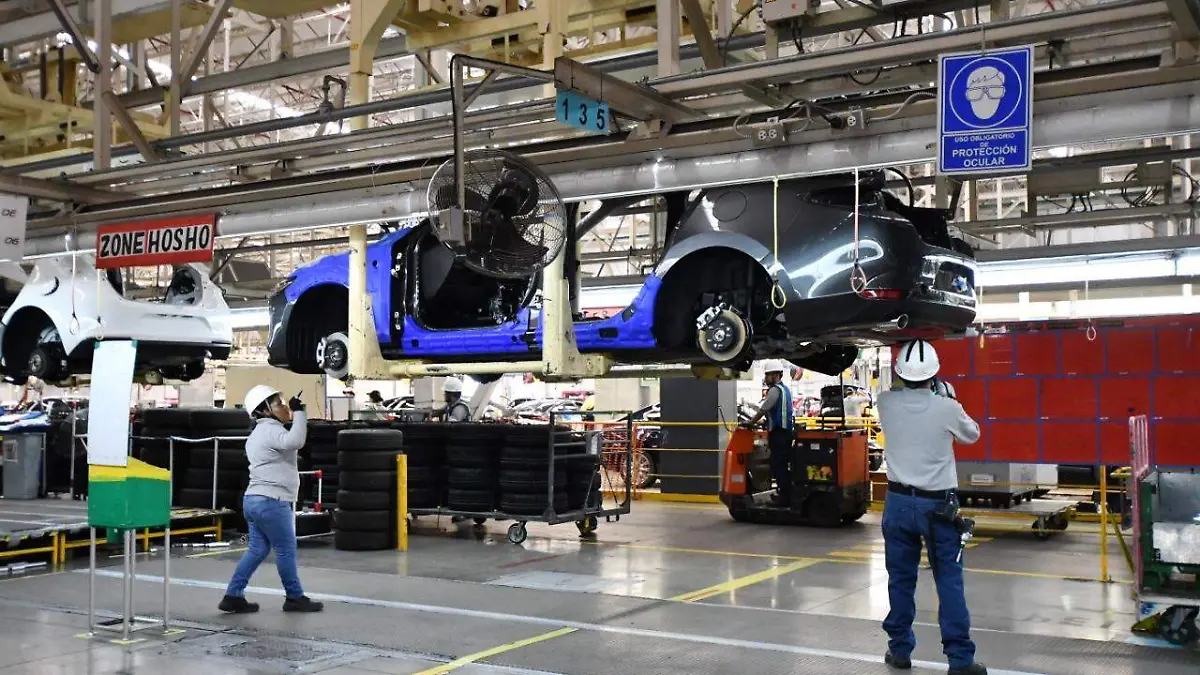 TRABAJADORES Y ALEJANDRO RANGEL.-