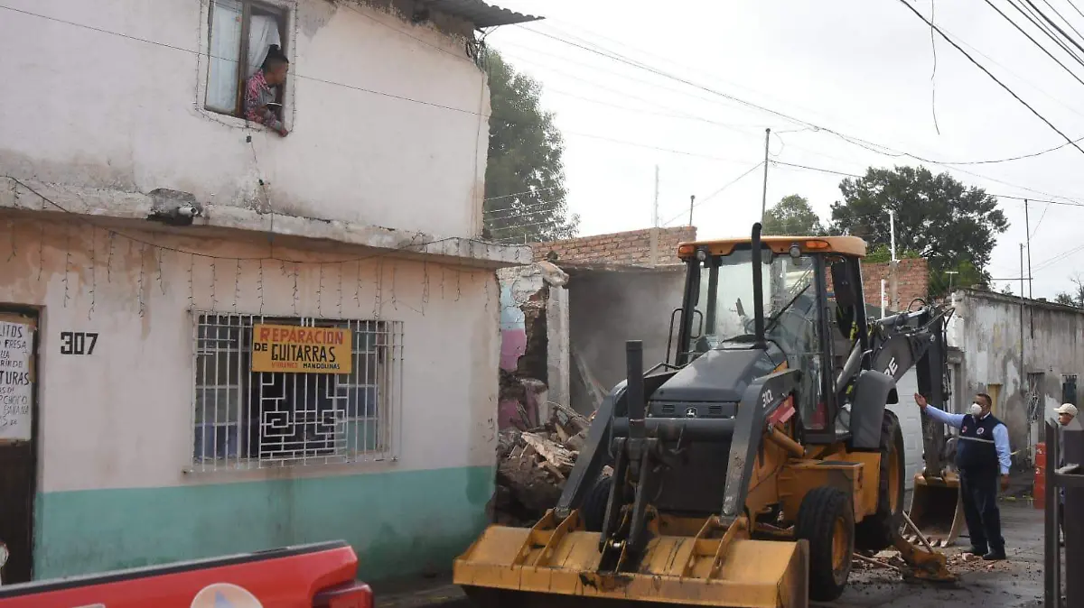 Demuelen-casa-en-riesgo-de-derrumbe  (1)