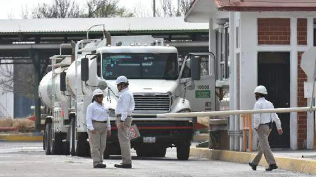 GOBERNADOR EN PEMEX (9)