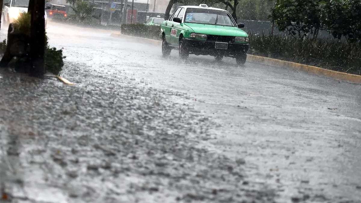 SORPRENDE LLUVIA (1)