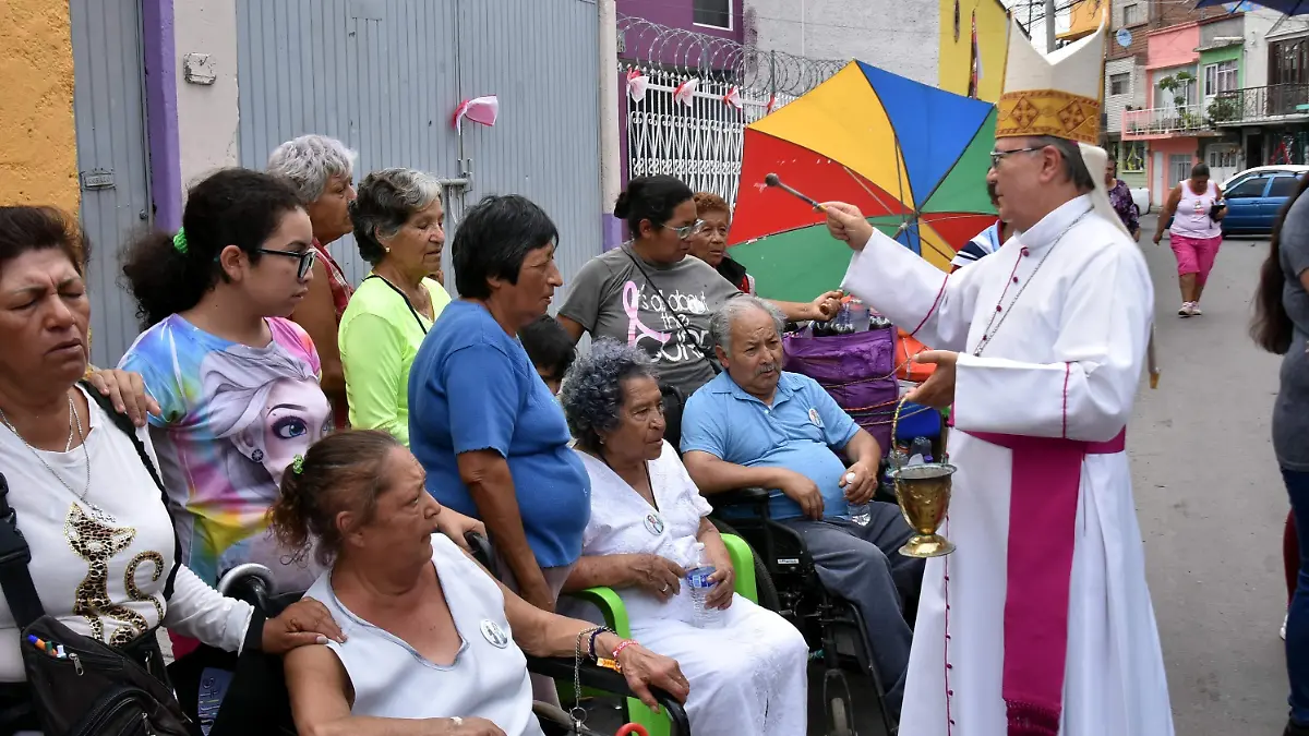 OBISPO VISITA AL BARRIO DE LA SALUD (5)