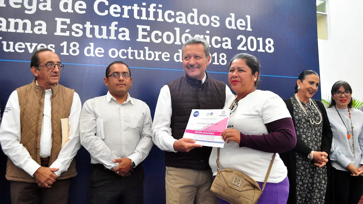 ENTREGAN ESTUFAS (2)