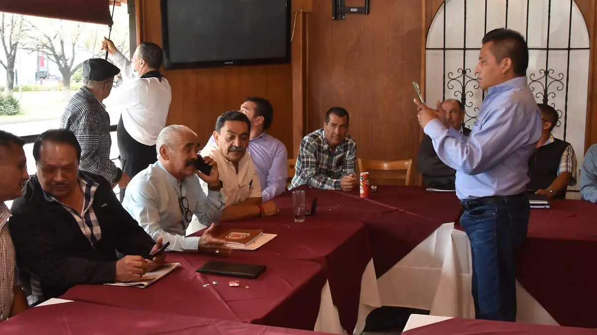 Taxistas-exigen -piso parejo”  (1)