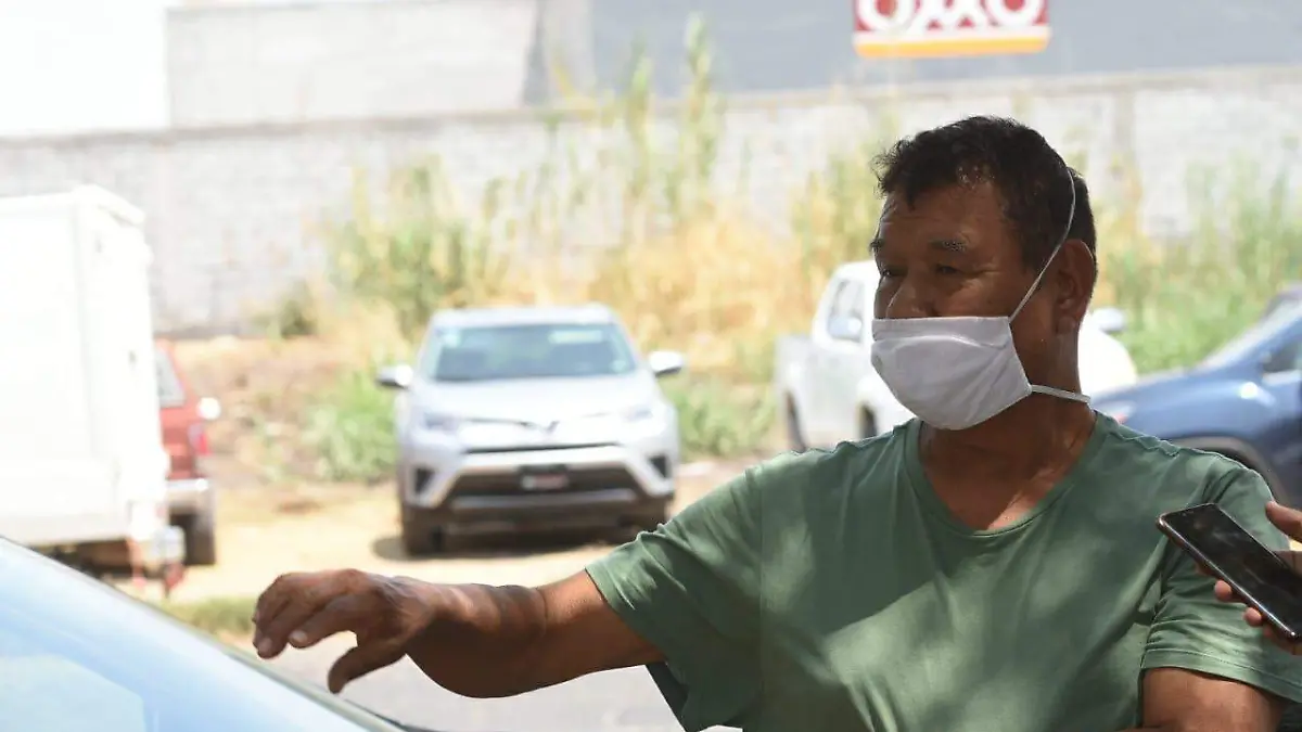 Don Humberto viaja de Purisima Temascatío de Arriba para ser vacunado