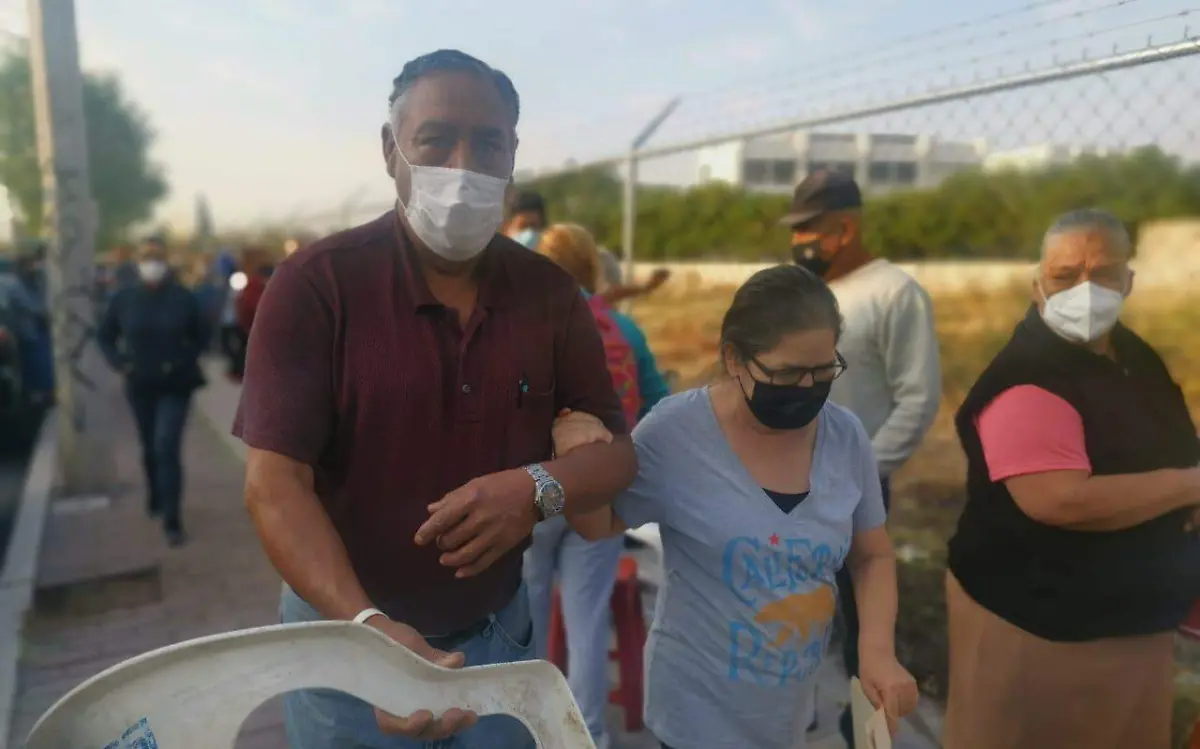 Ha sido muy difícil, mi esposa ya ve muy poco porque es diabética y la enfermedad le ha quitado visibilidad, yo me aferré y he hecho esfuerzo para que ella y yo ya estemos vacunados ante la enfermedad (1)