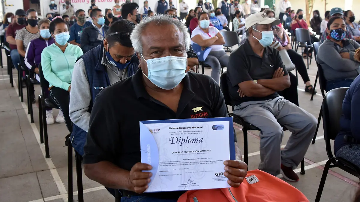 ADULTOS MAYORES TERMINAN SUS ESTUDIOS DE PRIMARIA Y SECUNDARIA (1)