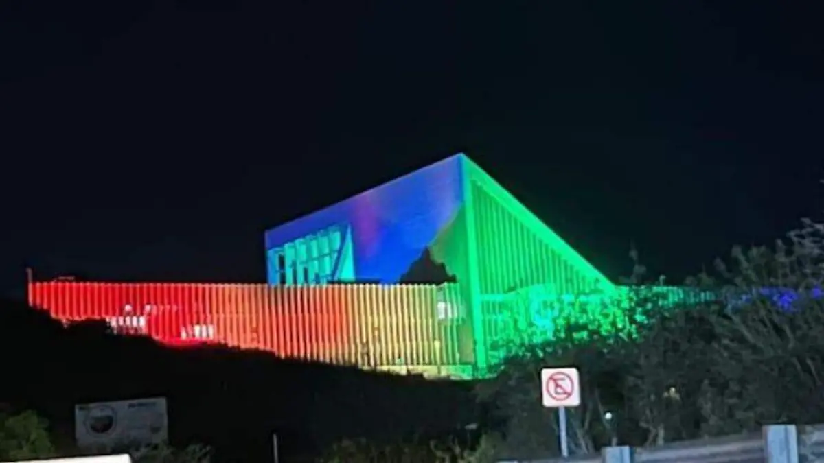 Guanajuato iluminan edificio legisltivo por la diversidad sexual Foto Crescencio Torres (3)