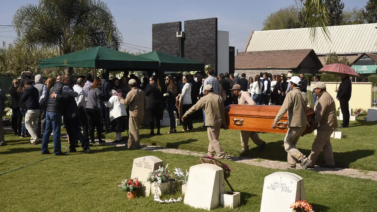 LE DAN EL ADIOS A EMPRESARIA (3)