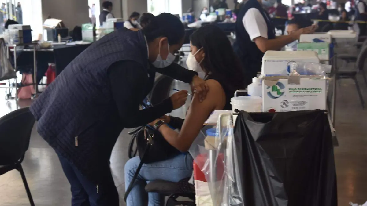 Personal-médico-y-elementos-de-las-FSPE-reciben-vacuna  (1)