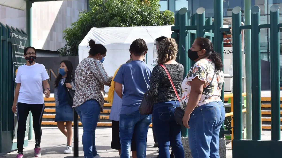 GENTE-CON-CUBREBOCAS-