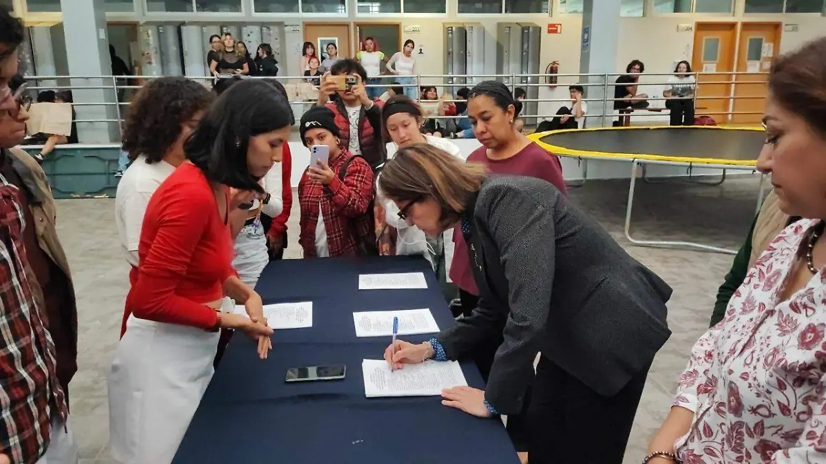 GUANAJUATO ALUMNOS DEL CAMPUS GUANAJUATO PIDEN EL CESE INMEDIATO DE MAESTROS ACOSADORES(2)