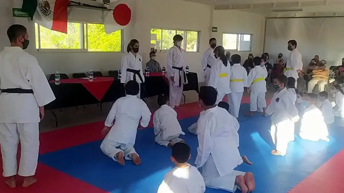 Aplican-exámenes-de-grado-en-Shika-Karate
