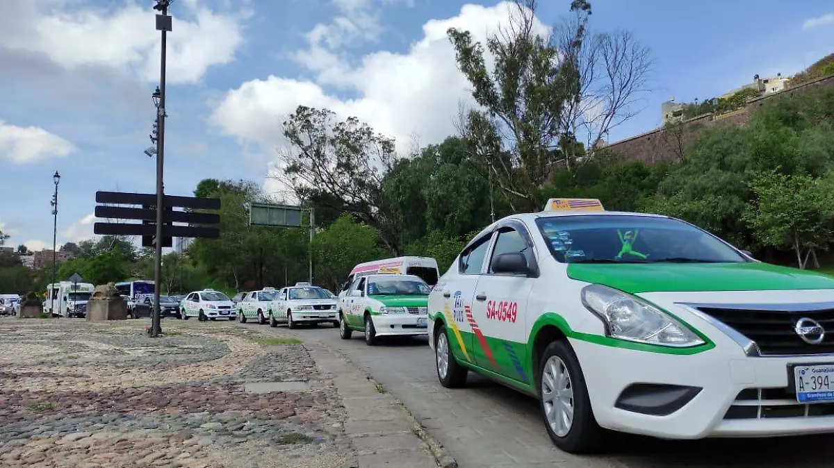 Exigen-taxistas-regularizar-al-transporte (1)