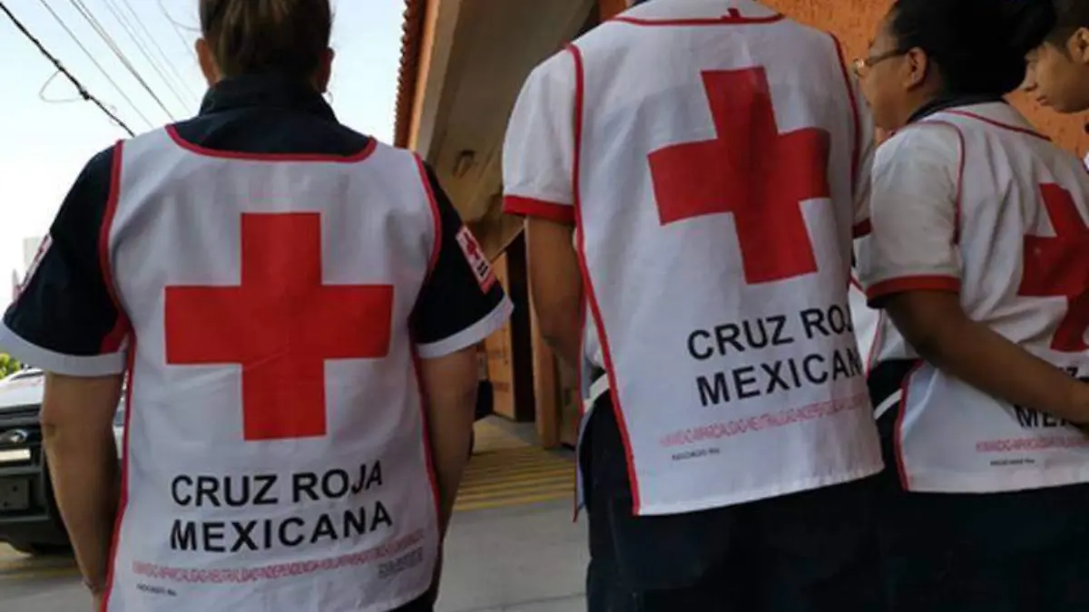 VACUNAN A PARAMEDICOS DE CRUZ ROJA (1)