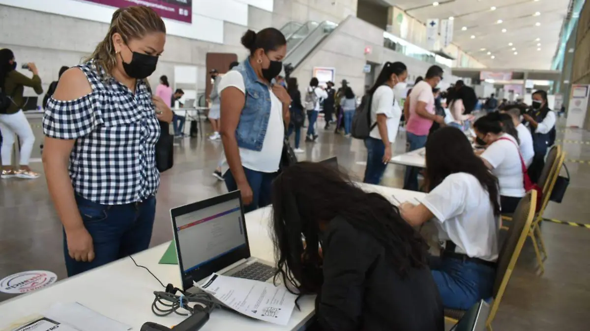 Acuden-maestros-al-Poliforum-León-para-recibir-vacuna (3)