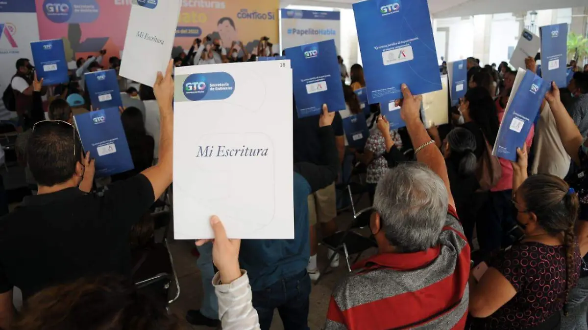  irapuatenses-con-sus-escrituras  (1)