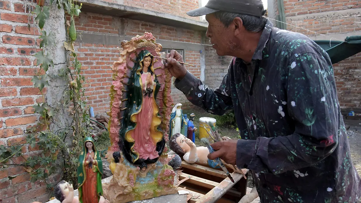 Con-sus-manos-restauran-al-Niño-Dios (2)