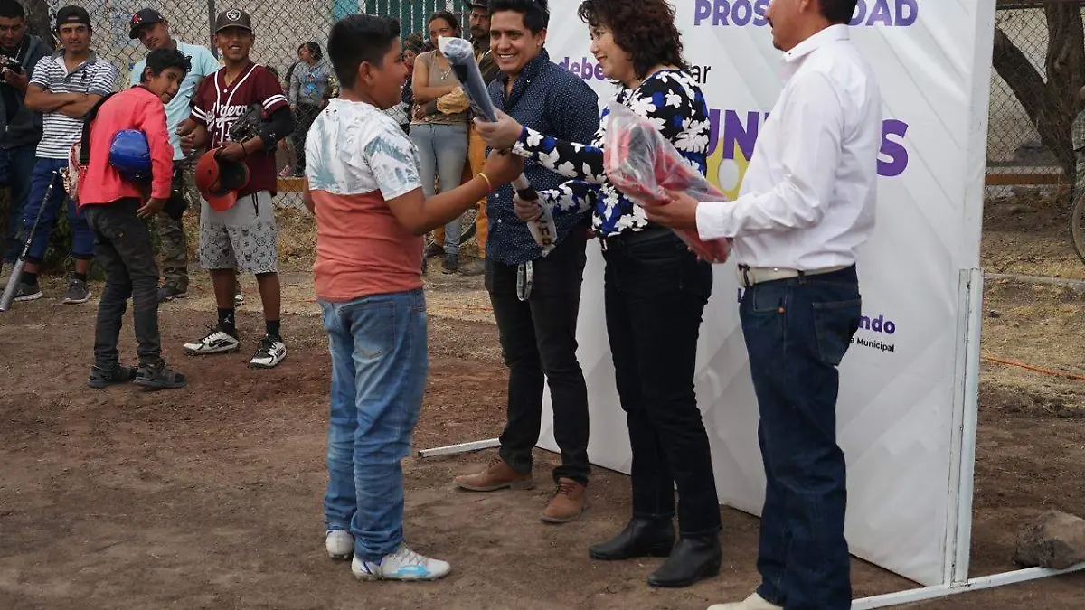 Hizo-entrega-de-material