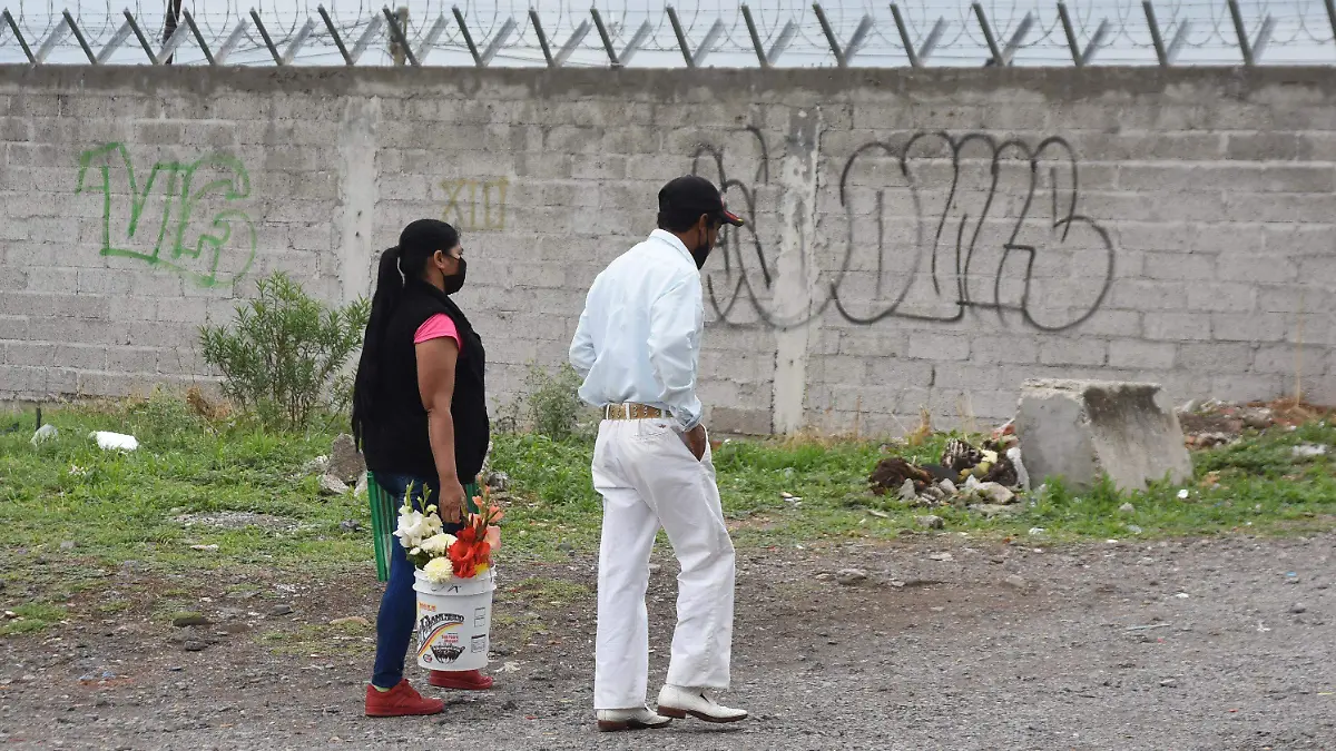 Caminan-desde-San-Roque-al-panteón  (3)