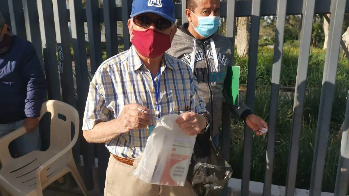 Antonio Villalpando se vacuna