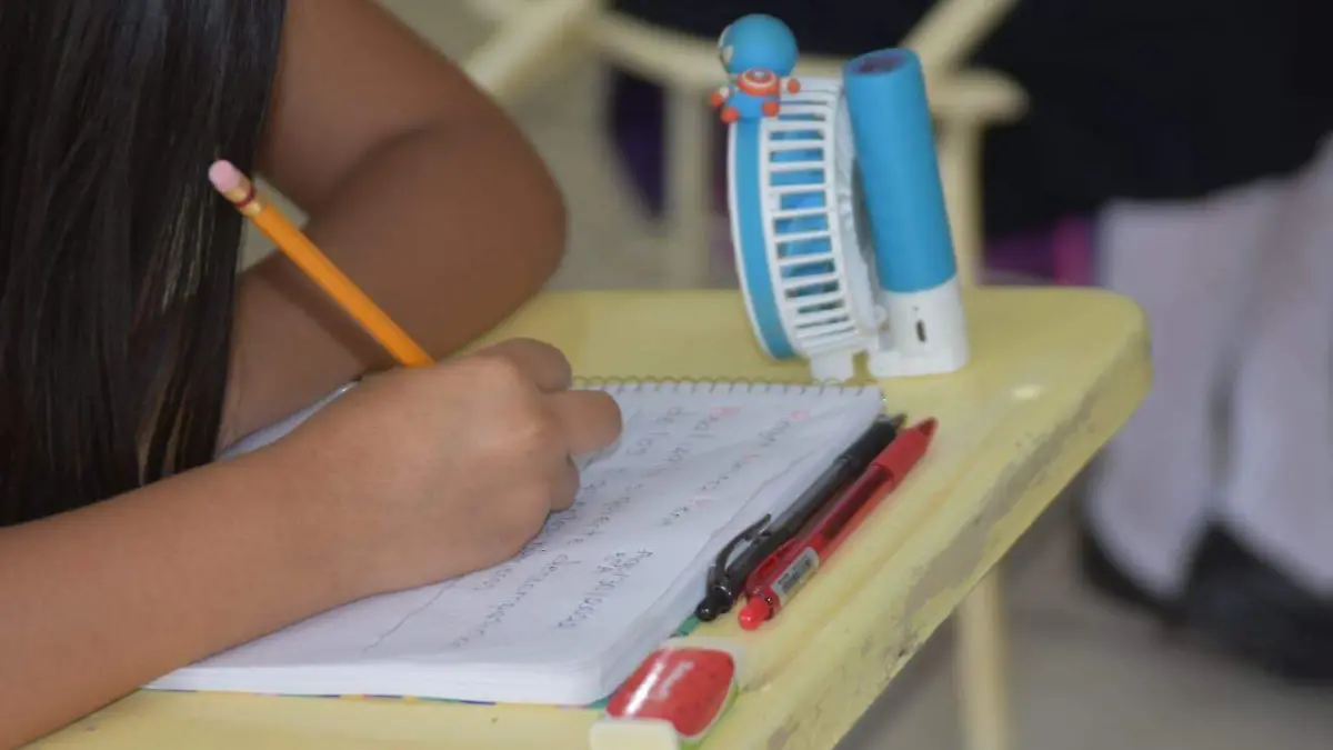 Con-aulas-semivacías-regresan-a-clases (4)