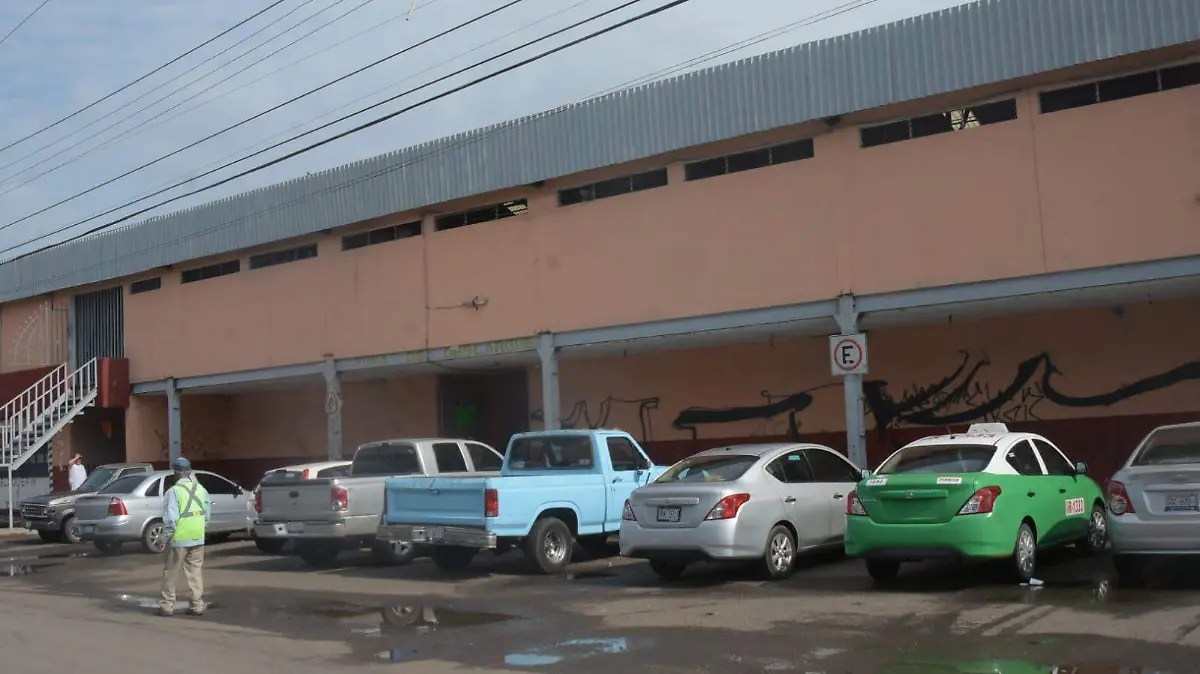 Intensa-lluvia-propició-encharcamientos-en-mercado (1)