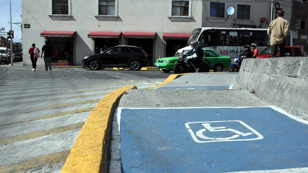 Debe-respetarse-a-peatones-okokok