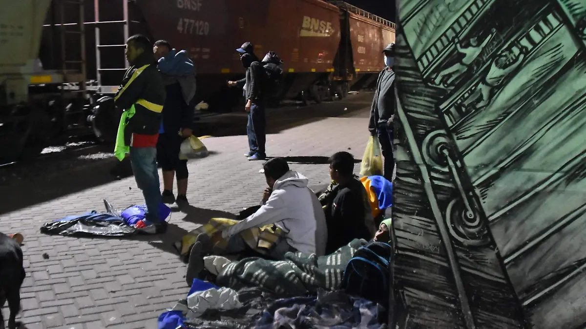MIGRANTES Y LILIANA FLORES (4)