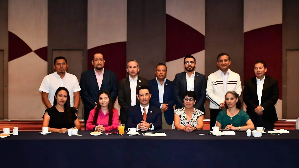 Presentan proyectos y resultados frente a cámaras y colegios (5)