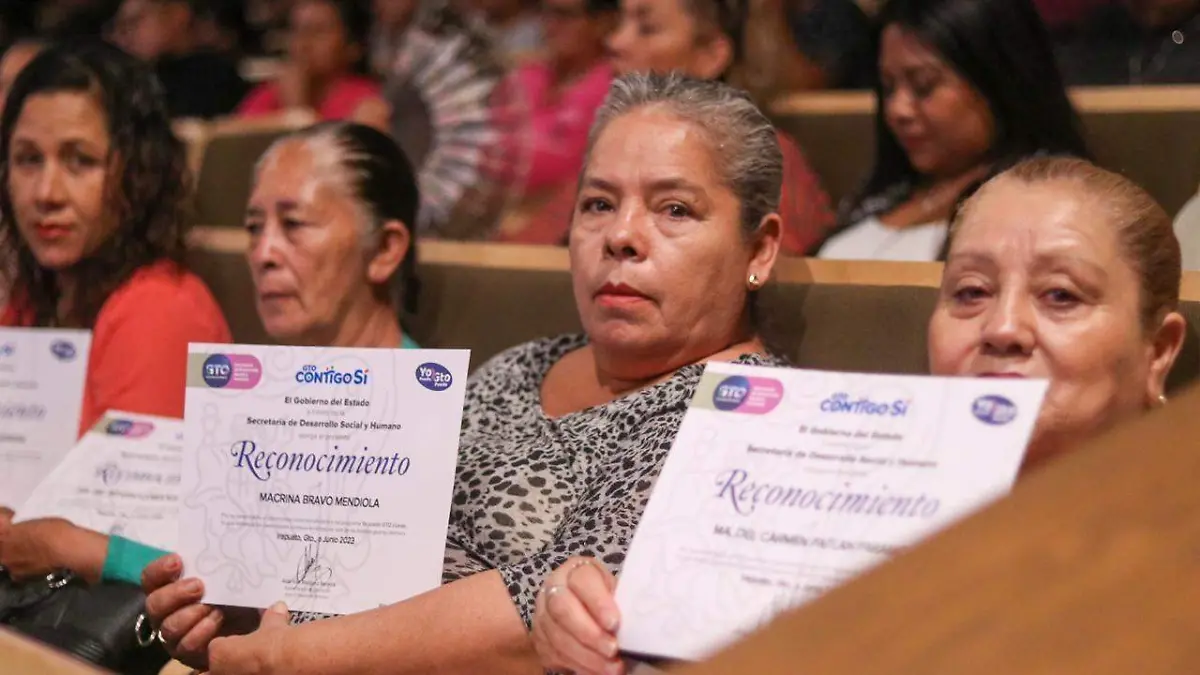 Se-gradúan-irapuatenses (2)