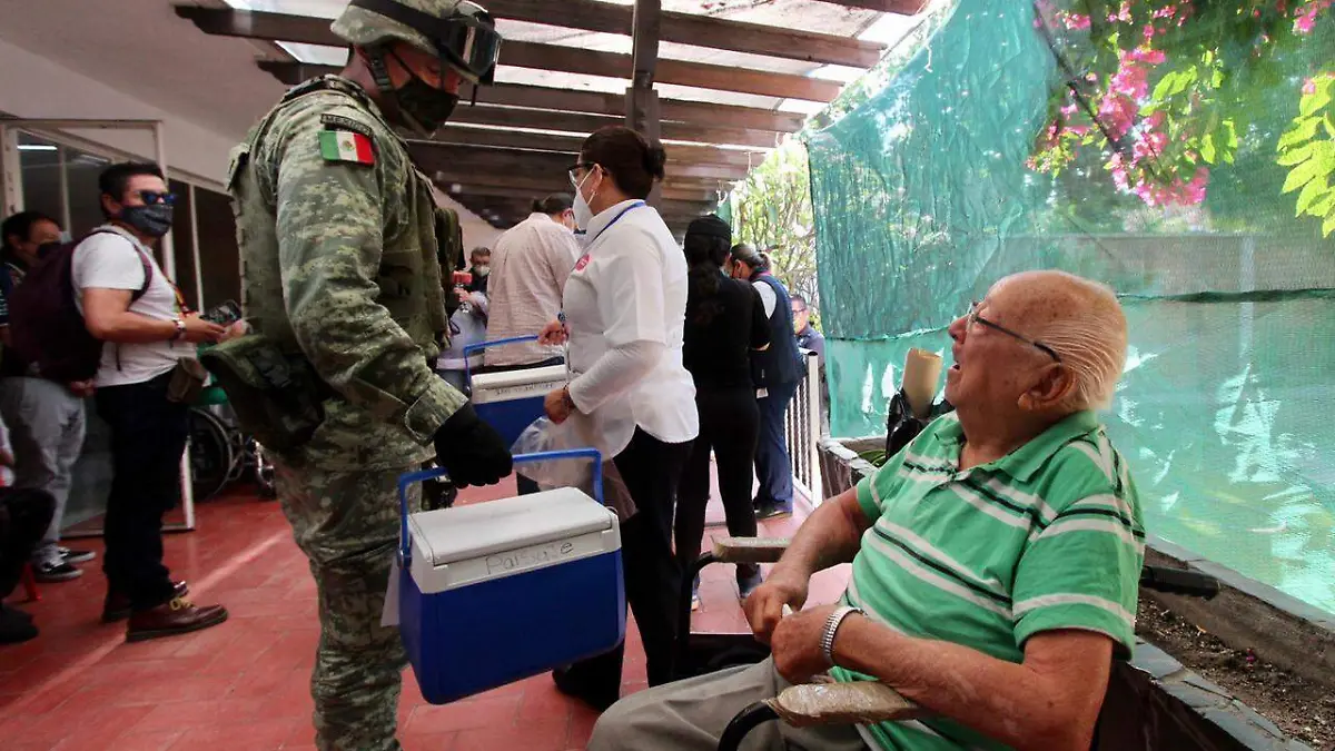 Vacunan adultos mayores que viven en casas de asistencia  (2)