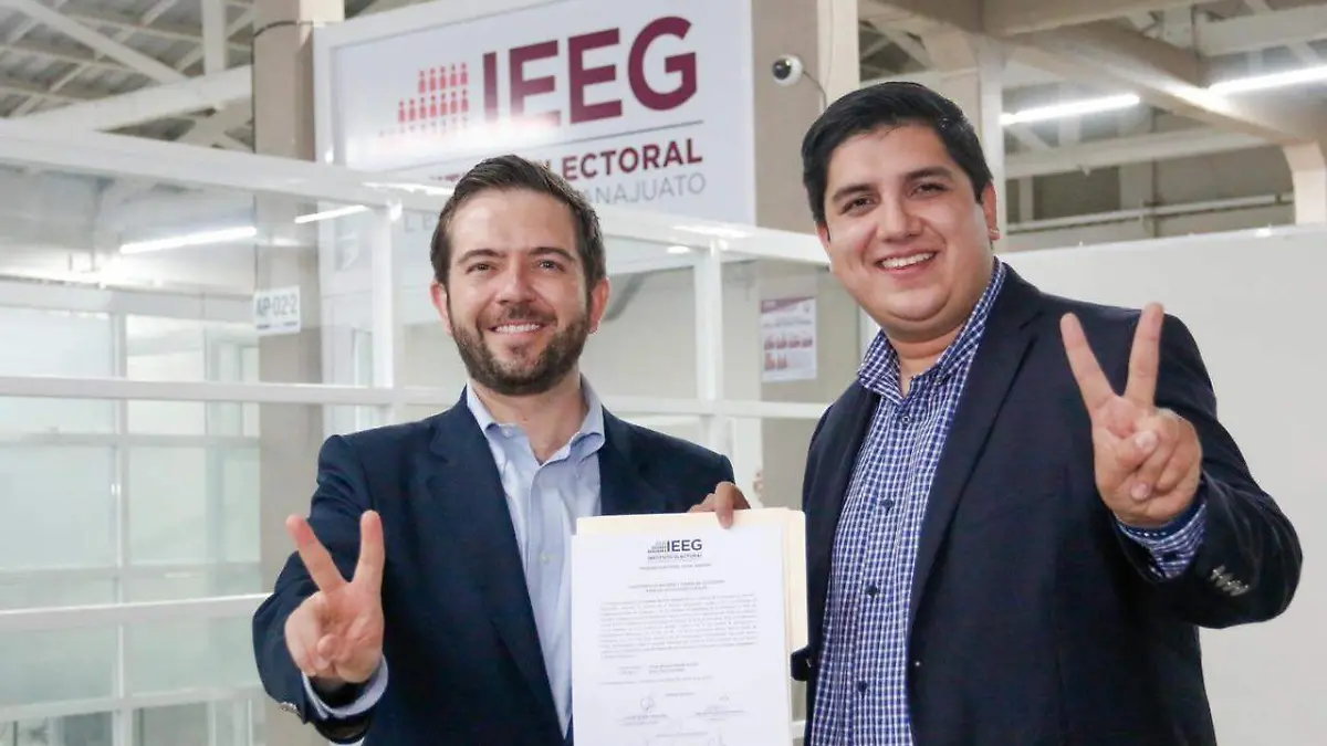 Recibe-Víctor-Zanella-constancia